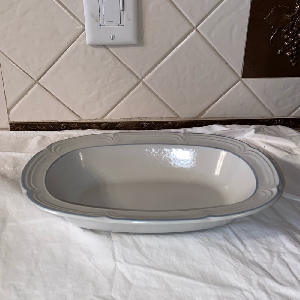 Like new Covington Hand Decorated Stoneware Serving Bowl by Avondale